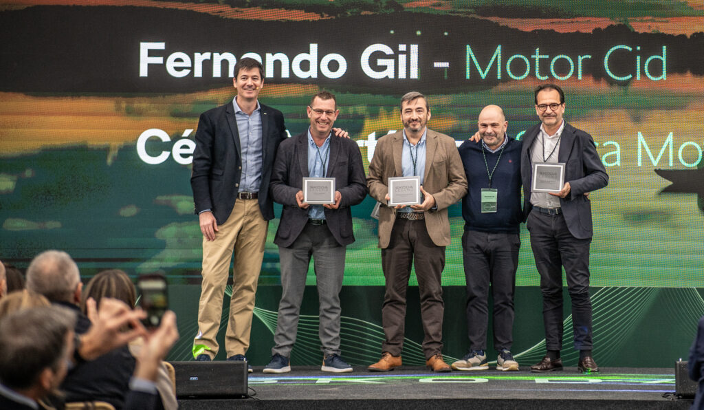 Škoda premia a Fernando Olalla, jefe de ventas de la marca, con el premio Škoda Legend